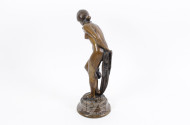 Bronzefigur "Frau mit Krug"