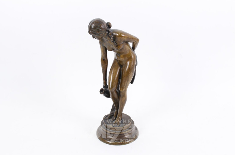 Bronzefigur "Frau mit Krug"