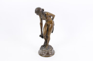 Bronzefigur "Frau mit Krug"