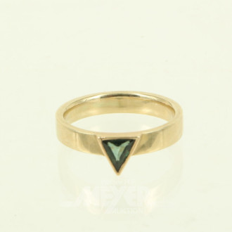 Ring mit grünem Farbstein