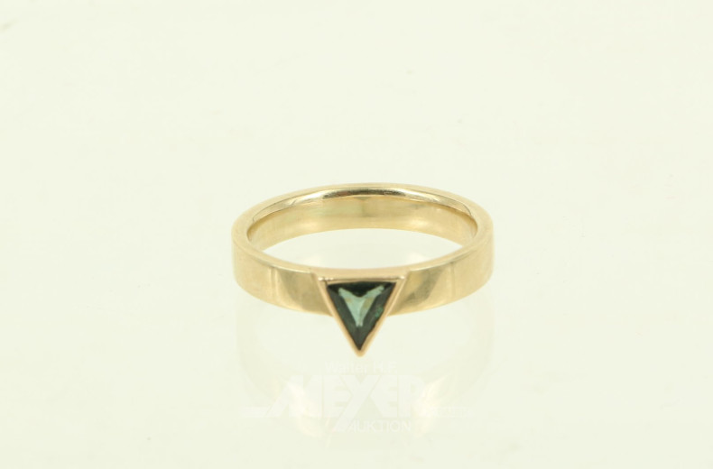 Ring mit grünem Farbstein