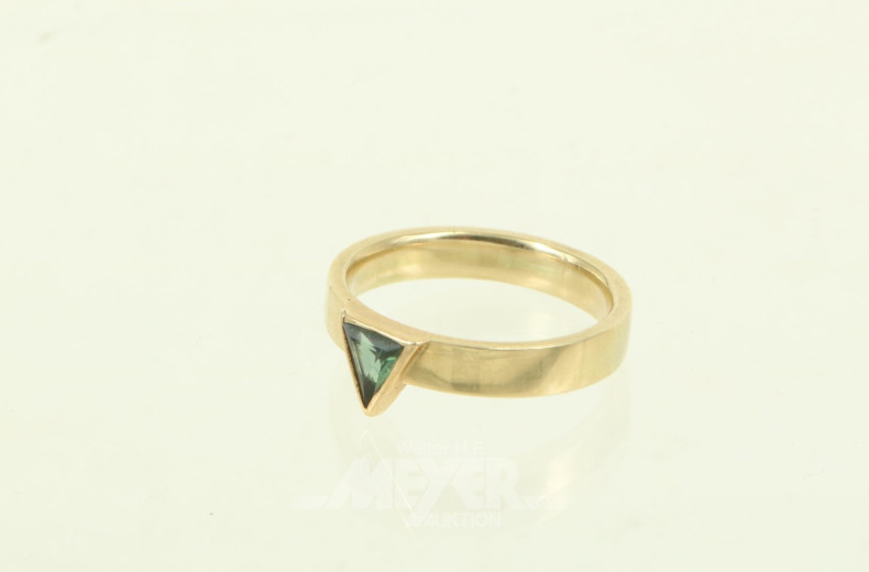 Ring mit grünem Farbstein
