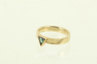 Ring mit grünem Farbstein