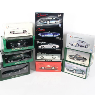 12 versch. Modellautos, 1:18