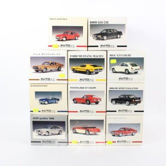 11 versch. Modellautos, 1:18