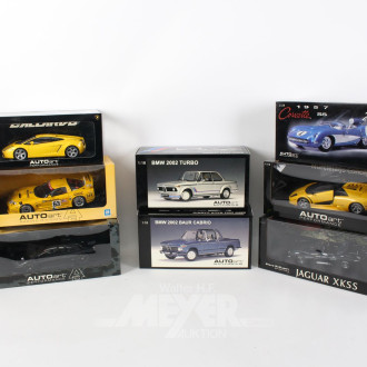 8 versch. Modellautos, 1:18