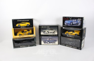 8 versch. Modellautos, 1:18