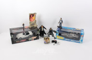 2 versch. Modellautos, 1:18 + Puppen, Zubehör