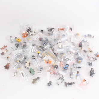 8 Kunststoffboxen gefüllt mit LEGO Figuren