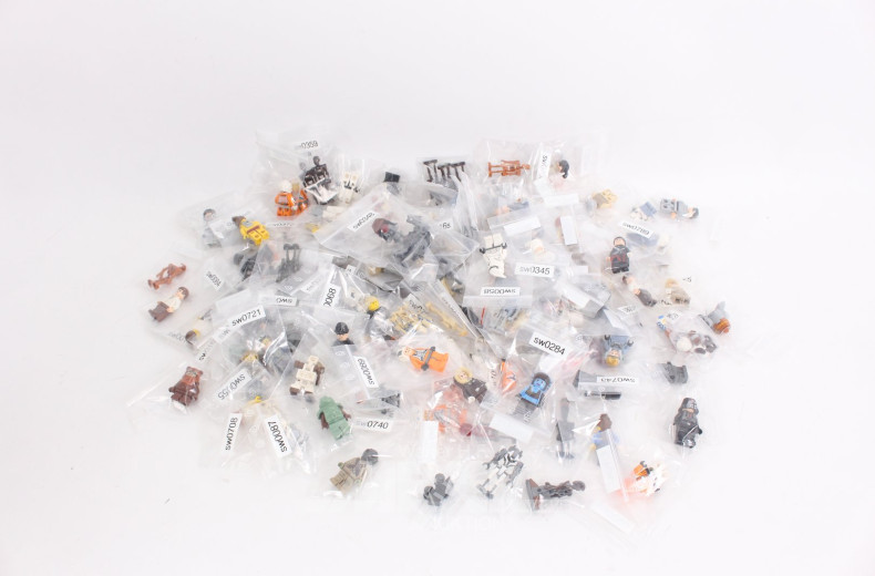 8 Kunststoffboxen gefüllt mit LEGO Figuren