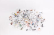 8 Kunststoffboxen gefüllt mit LEGO Figuren