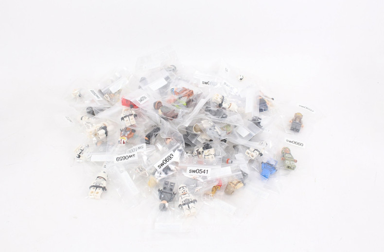 8 Kunststoffboxen gefüllt mit LEGO Figuren