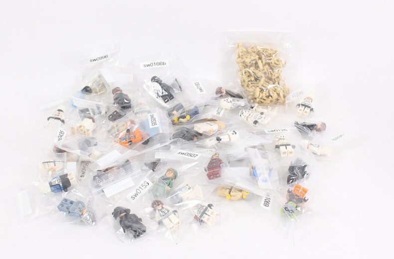 8 Kunststoffboxen gefüllt mit LEGO Figuren