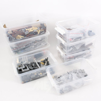 8 Kunststoffboxen mit div. LEGO Bauteilen