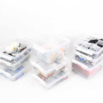 20 Kunststoffboxen mit div. LEGO Bauteilen