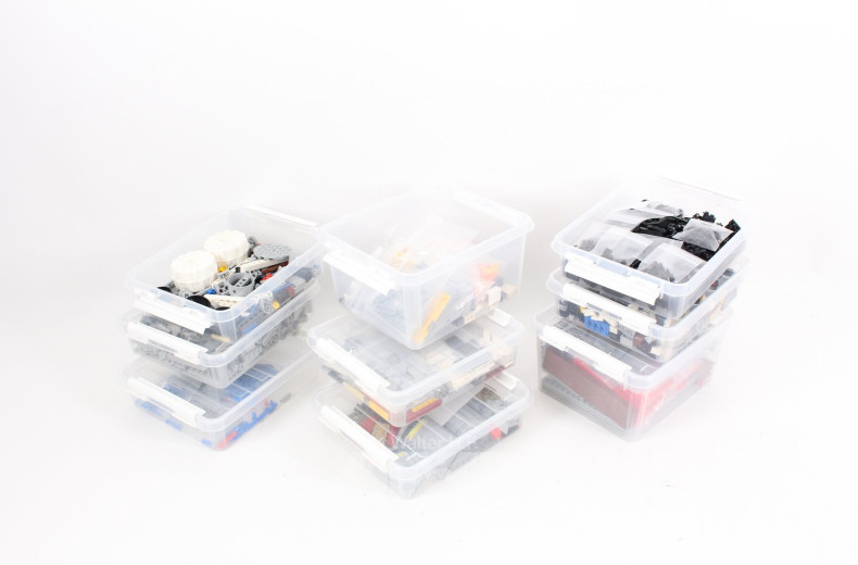 20 Kunststoffboxen mit div. LEGO Bauteilen