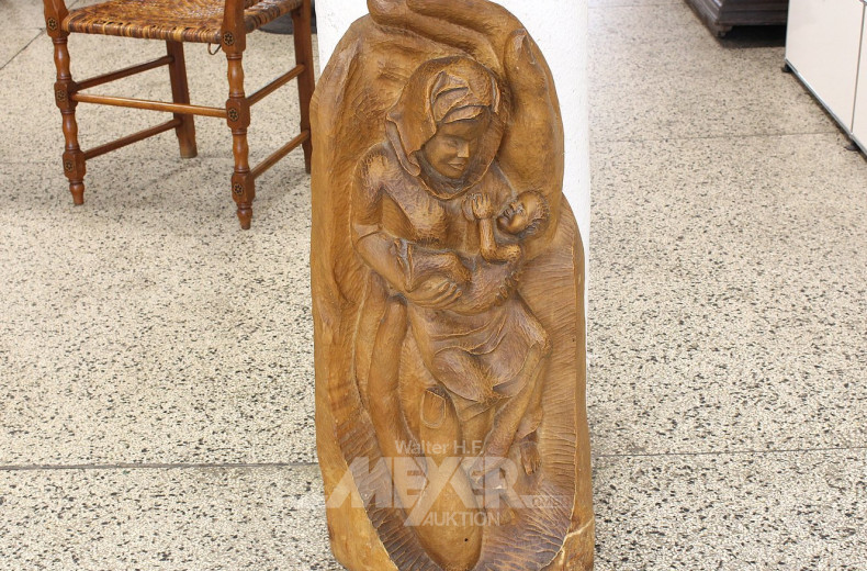Holzschnitzfigur "Madonna mit Kind in Gottes Händen"