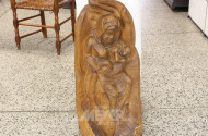 Holzschnitzfigur "Madonna mit Kind in Gottes Händen"