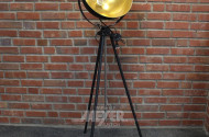 Stehlampe Halbkugelform auf Dreibein