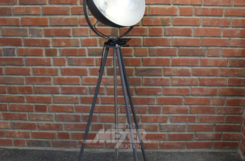 Stehlampe Halbkugelform auf Dreibein