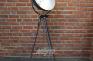 Stehlampe Halbkugelform auf Dreibein