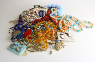 Posten Modeschmuck, u.a. Broschen, Ketten etc.