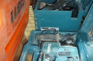 Akku-Bohrhammer und 1 Akku-Winkelschleifmaschine mit Akkus