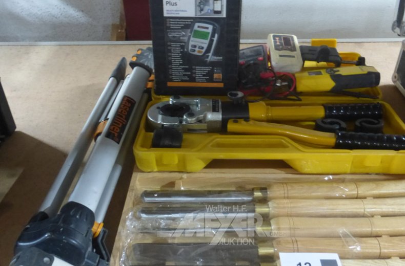 Posten Stechbeitel, Muffenpresszange, Messgeräte und Kreuzlinienlaser