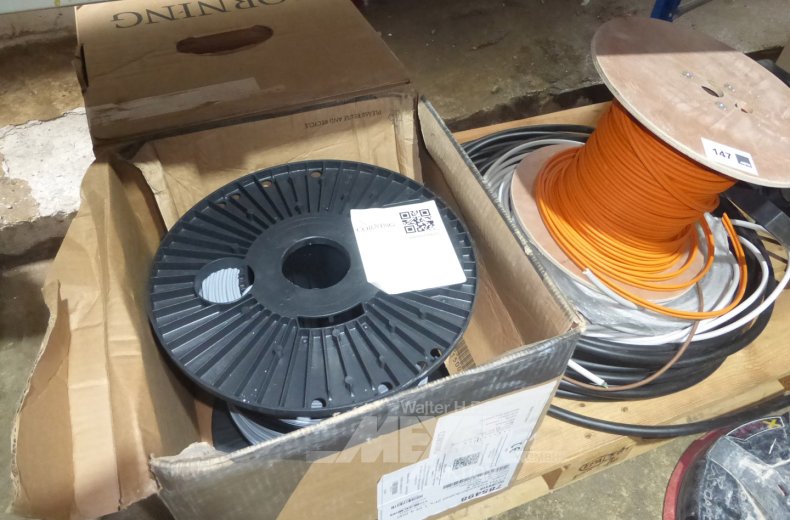 Palette mit div. Elektrokabeln