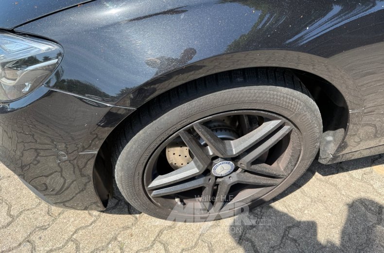 Mercedes Benz E220d, obsidianschwarz metallic