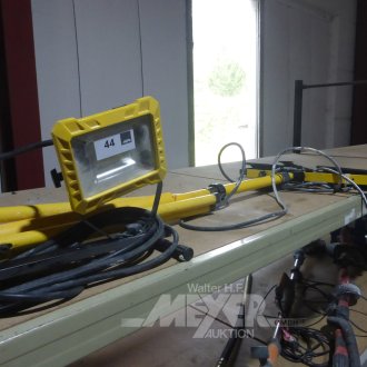 2 LED-Baustrahler mit Stativ