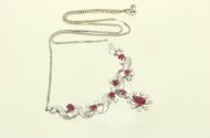 Collier, im Verlauf besetzt mit Rubinen u. Brillanten