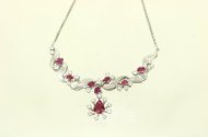 Collier, im Verlauf besetzt mit Rubinen u. Brillanten
