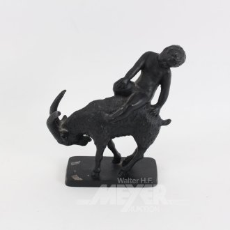 Eisengussfigur "Knabe auf Ziegenbock"