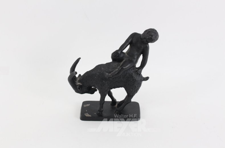 Eisengussfigur "Knabe auf Ziegenbock"