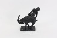 Eisengussfigur "Knabe auf Ziegenbock"