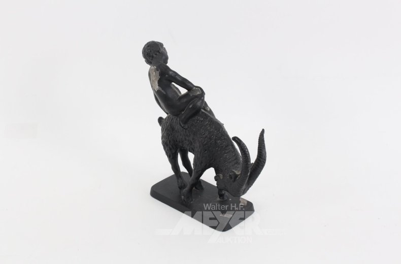 Eisengussfigur "Knabe auf Ziegenbock"