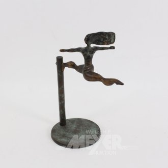 Bronzeskulptur "Frauenakt balancierend an vertikaler Säule"