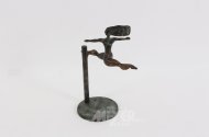 Bronzeskulptur "Frauenakt balancierend an vertikaler Säule"