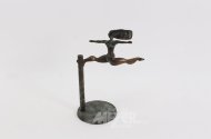 Bronzeskulptur "Frauenakt balancierend an vertikaler Säule"
