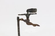 Bronzeskulptur "Frauenakt balancierend an vertikaler Säule"