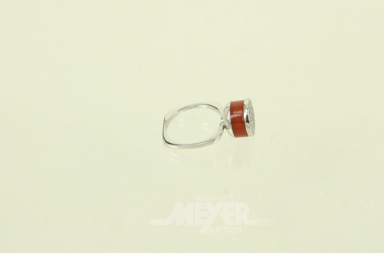 Ring mit Karneol u. ca. 17 kl. Diamanten von ges. ca. 0,50ct
