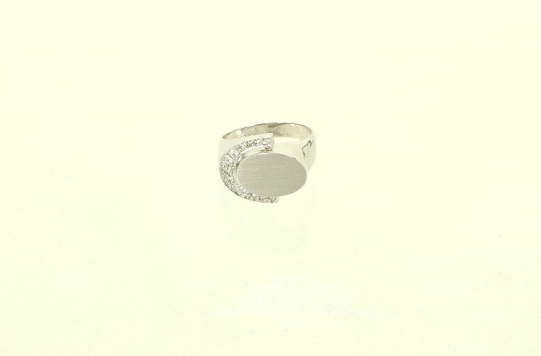 Ring mit 13 kl. Diamanten von ges. ca. 0,19ct