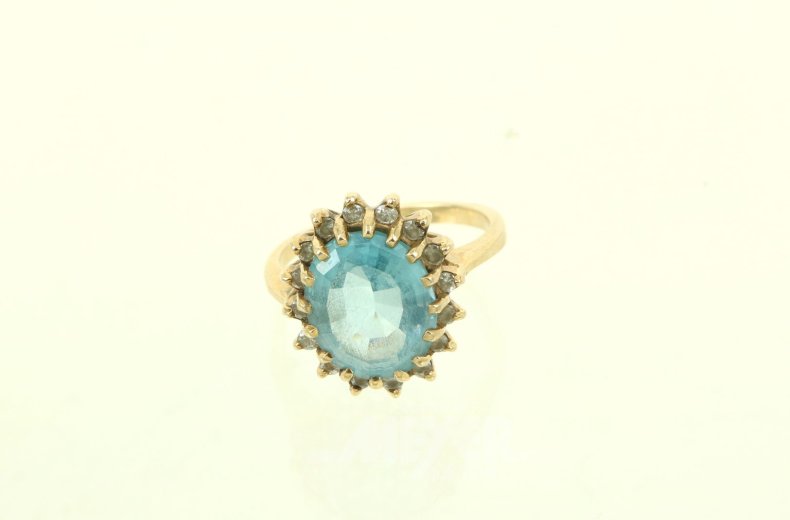 Ring mit blauem Farbstein