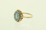 Ring mit blauem Farbstein