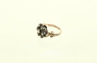 Antiker Damenring mit 9 Diamantrosen