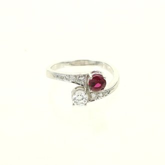 Ring mit einem Rubin und 7 Brillanten