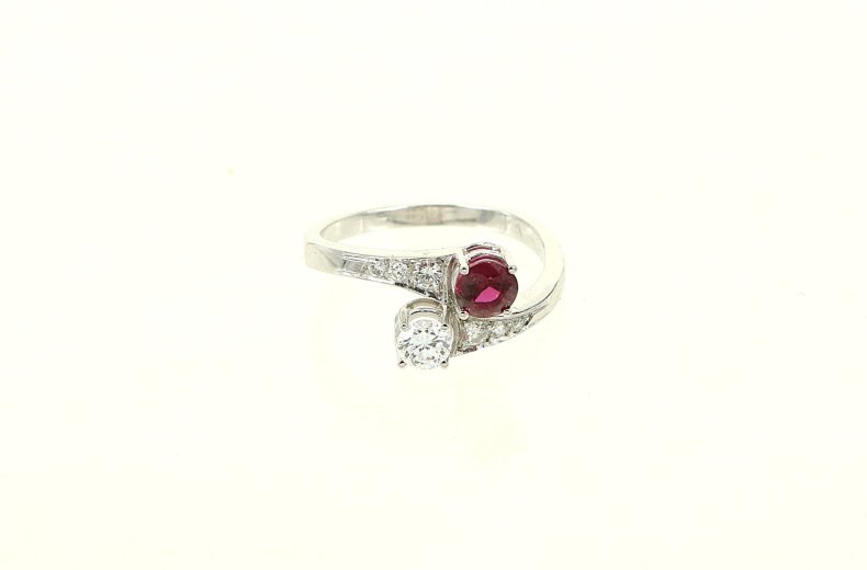 Ring mit einem Rubin und 7 Brillanten