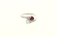 Ring mit einem Rubin und 7 Brillanten