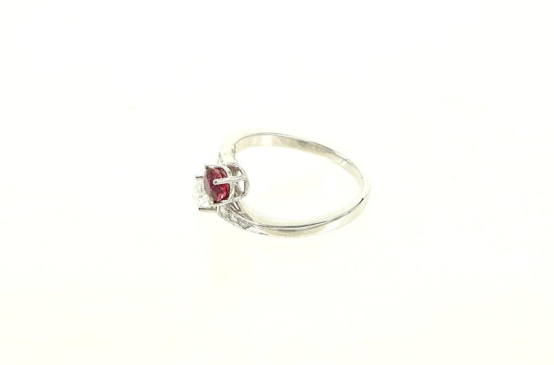 Ring mit einem Rubin und 7 Brillanten